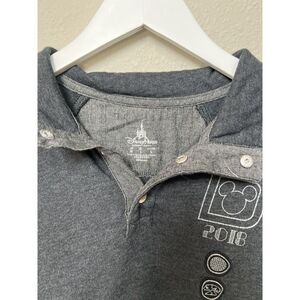 Disney‎ World 2018 Snap Pullover Gray All Park Badges Henley Sweater